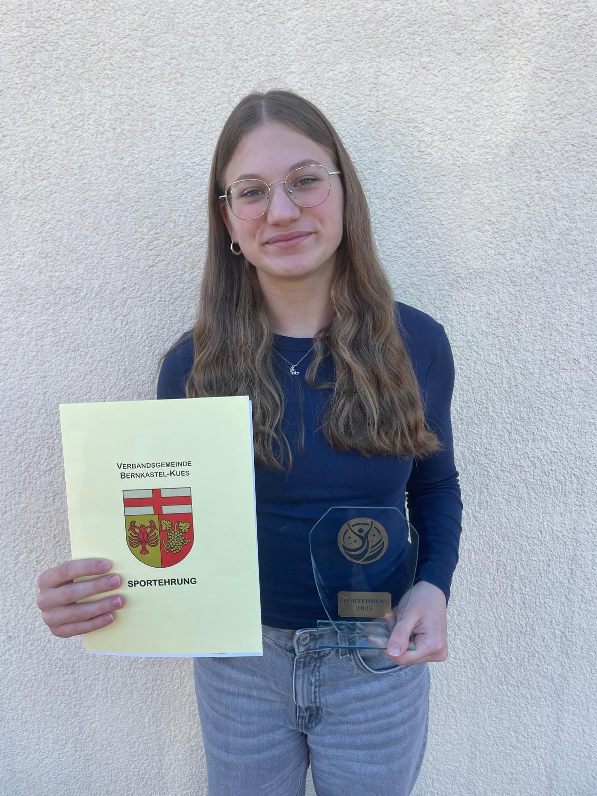 Mehr über den Artikel erfahren SSV-Schwimmerin Eva-Sophie Lichter erhält Auszeichnung für sportliche Erfolge