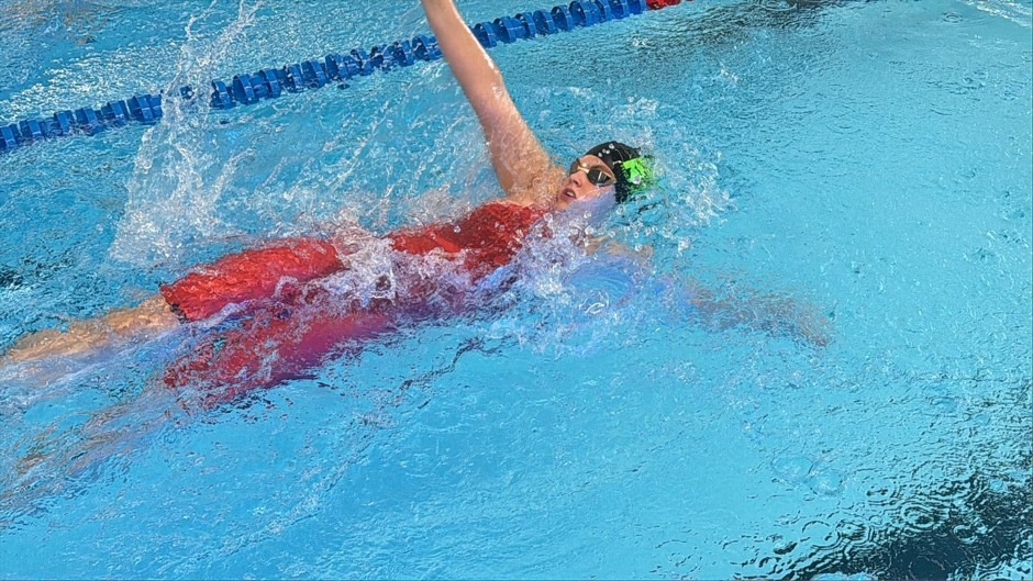 Charlotte Weinandy war mit acht Goldmedaillen die erfolgreichste SSV-Schwimmerin beim 58. Nationalen Schwimmfest in Kaiserslautern.